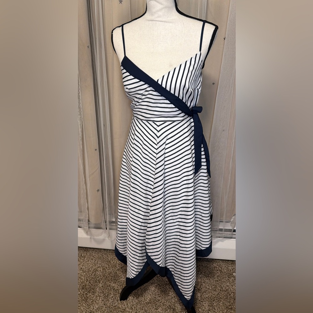 Banana Republic Navy and White Asymmetrical Dress. EUC!! Size 6 petite.